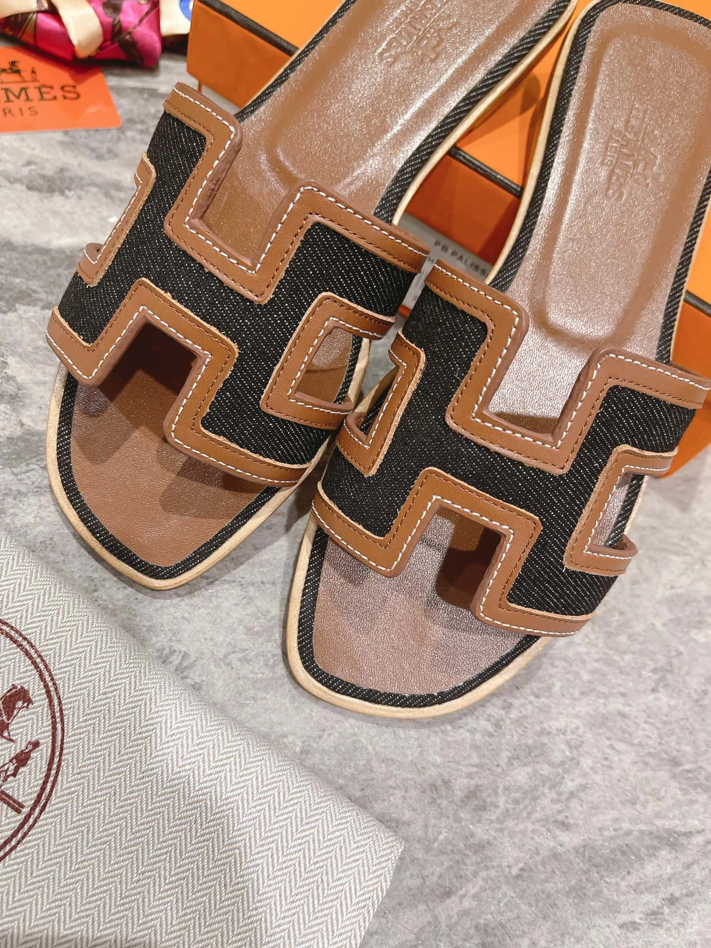 👟👟Ex-factory price 400👟👟 Genuine leather sole +50 New model for early spring, (high-end splicing and oil edge technology) newly revised version (Hermès), upgraded packaging, upgraded version and workmanship materials. Hermes®🔴The highest version of handmade shoes on the market✨✨ Top product Hermès slippers🐎 The new high-end fashion is the same as the original version, purely handmade by masters! ❥High-end customization, the highest version in the industry⚠❥Using: Hermers upper: Italian imported cowhide + original custom-grade Australian sheepskin feet + genuine leather outsole (pursuing top walking comfort) Hermes━━━━━ size: 35-40 (34.41.42 custom-made, non-returnable) Genuine leather sole Rubber sole